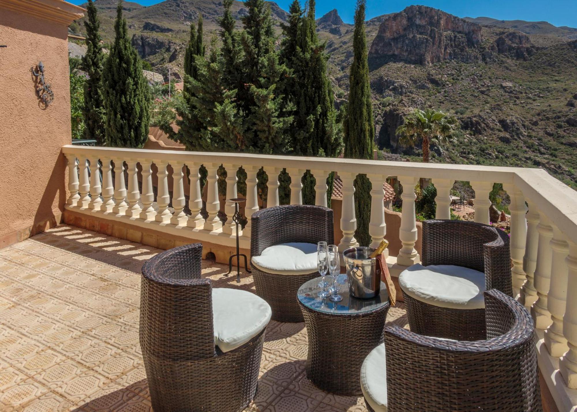 Casa De La Roca - A Beautiful 2 Bed/2 Bath Detached *